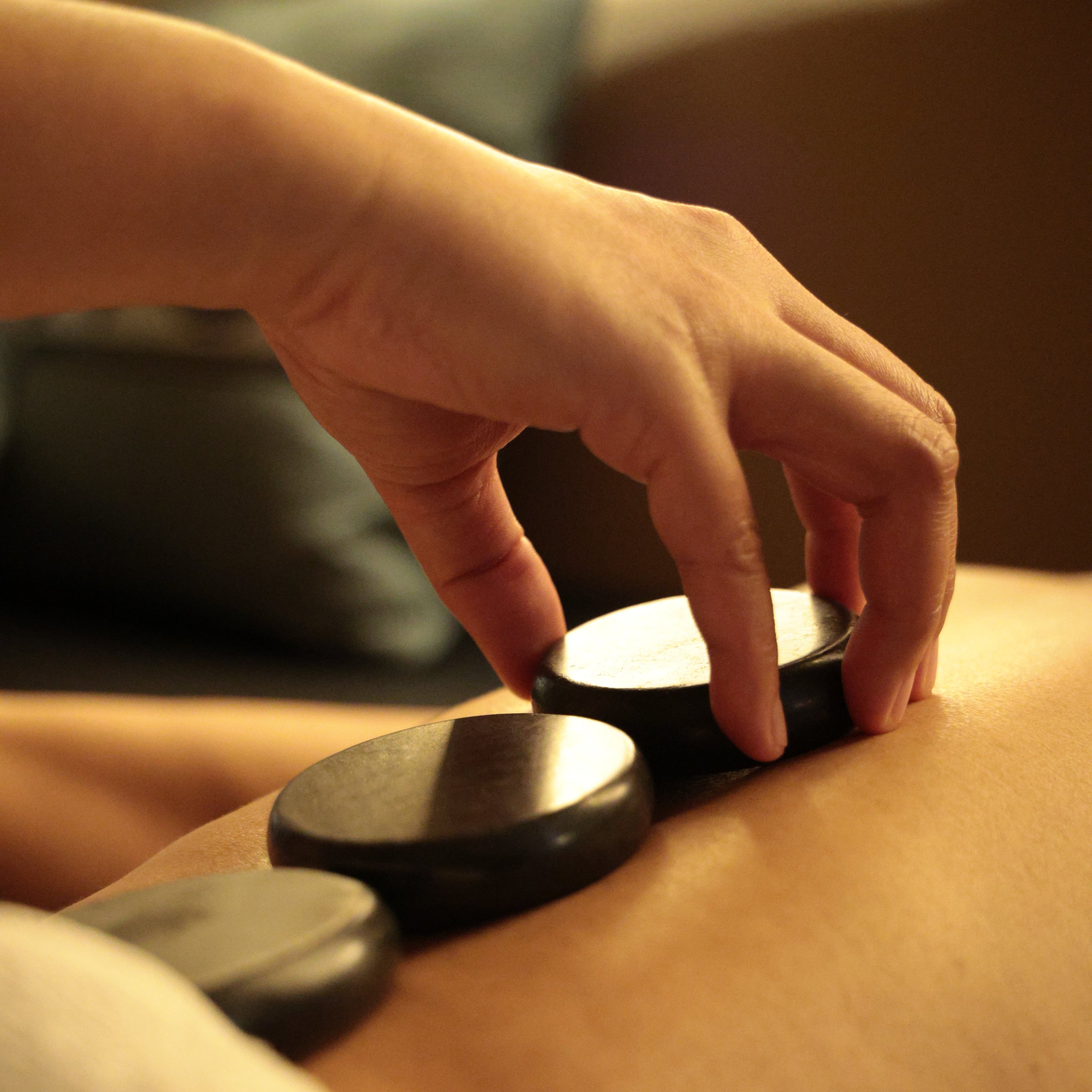 Masaje con piedras volcánicas calientes barcelona españa (Hot Stone Massage)