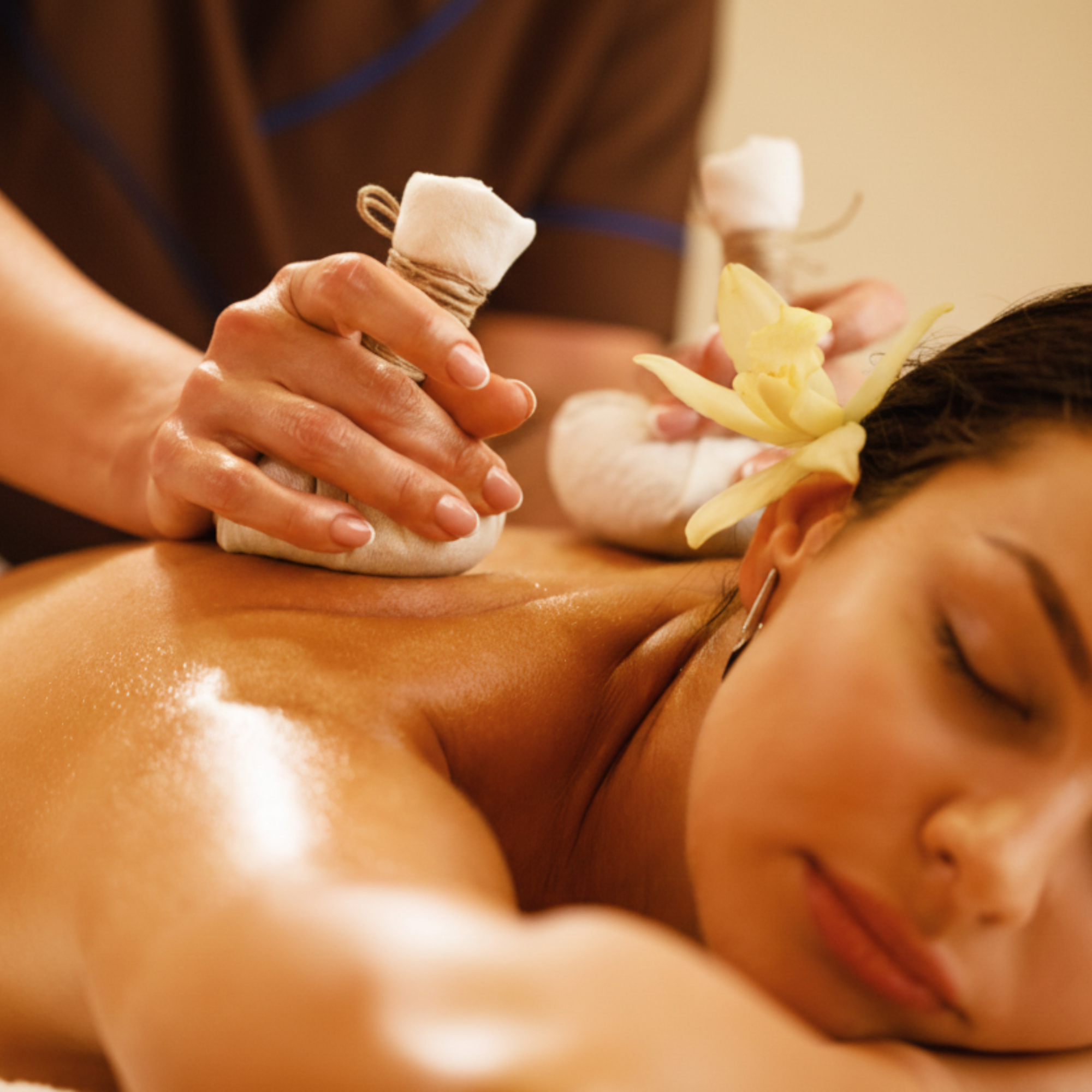 Masaje con compresas de hierbas calientes o Pindas (Thai Herbal Compress)